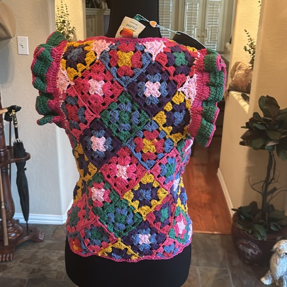 Beautiful & colorful Farm Rio Crocheted top with flutter sleeves in a SZ:M. NWT - Picture 3 of 4